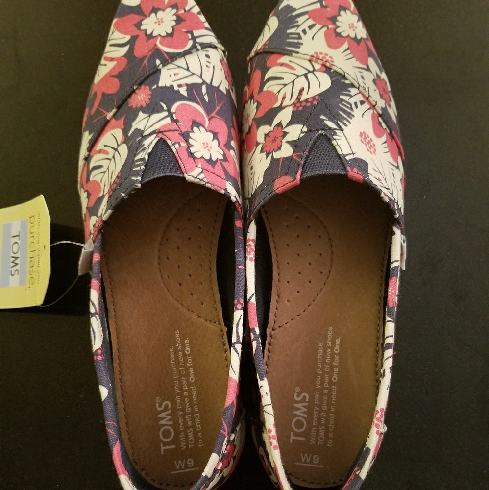 Tom's.  Natural Pink Tropical Print.